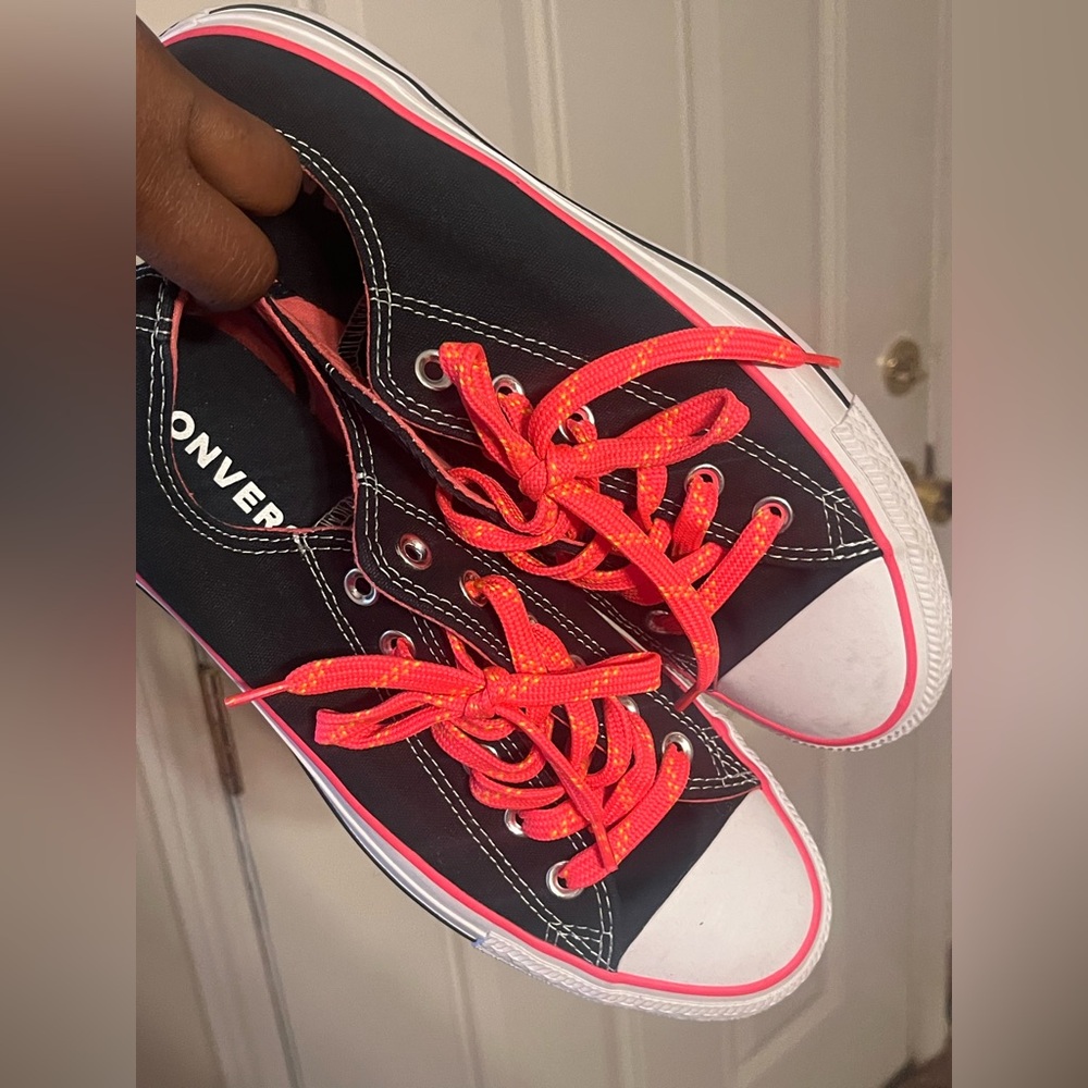 Converse sneakers READ DESCRIPTION